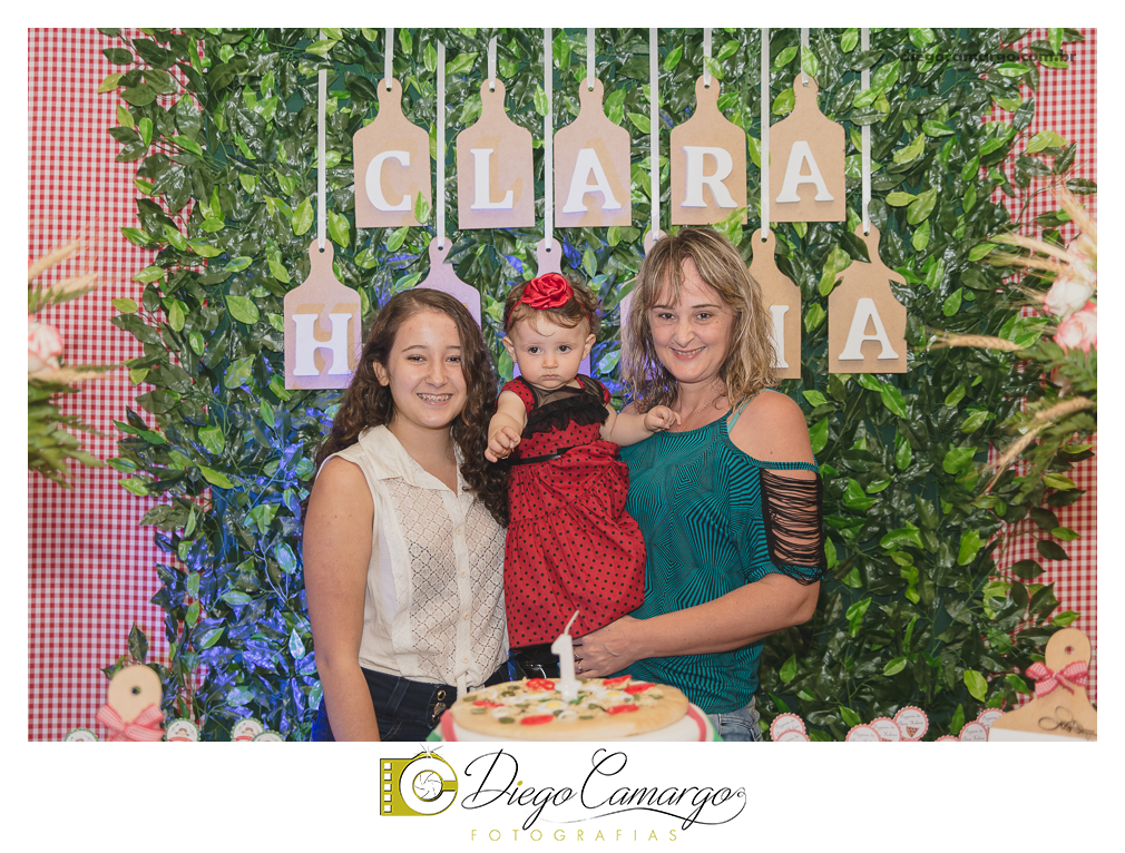 Bem Vindo à Pizzaria da Clara Helena!!!  Foi desta forma que os convidados foram recebidos na festa de comemoração ao Primeiro aninho de vida da Clara Helena. Familiares e amigos se reuniram na Sede Social da Adami S/A para comemorar 