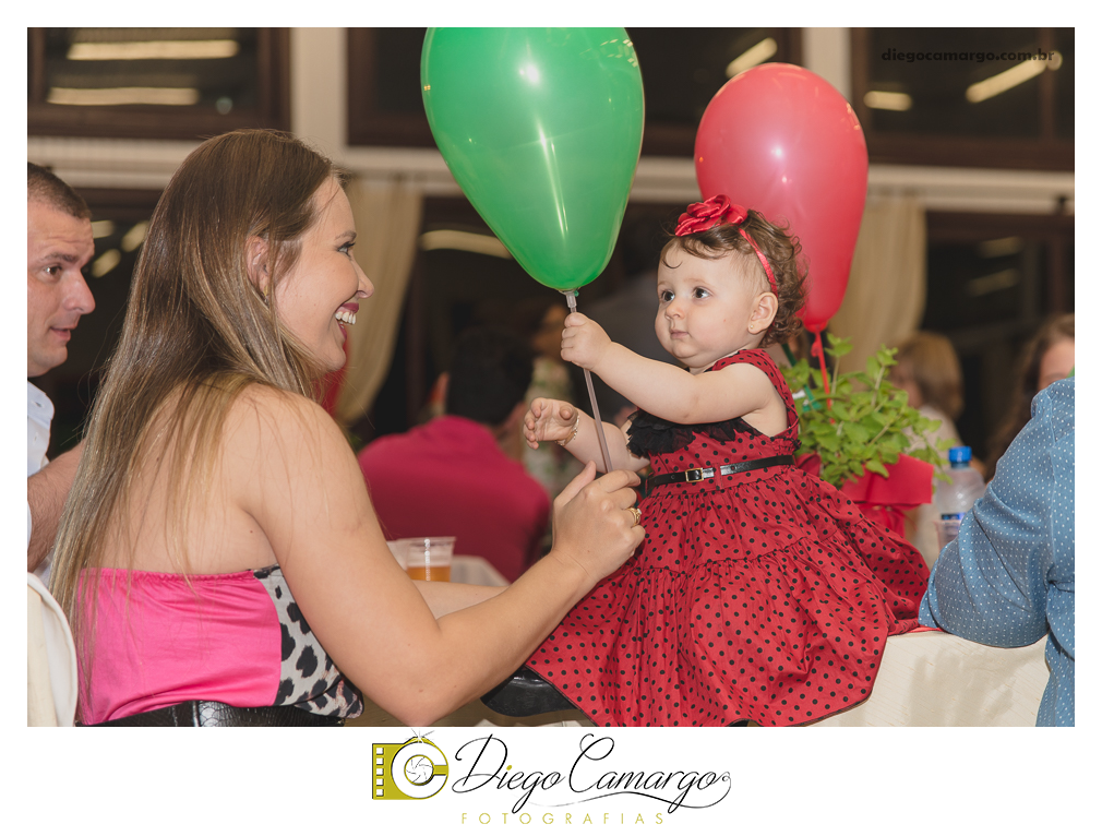 Bem Vindo à Pizzaria da Clara Helena!!!  Foi desta forma que os convidados foram recebidos na festa de comemoração ao Primeiro aninho de vida da Clara Helena. Familiares e amigos se reuniram na Sede Social da Adami S/A para comemorar 