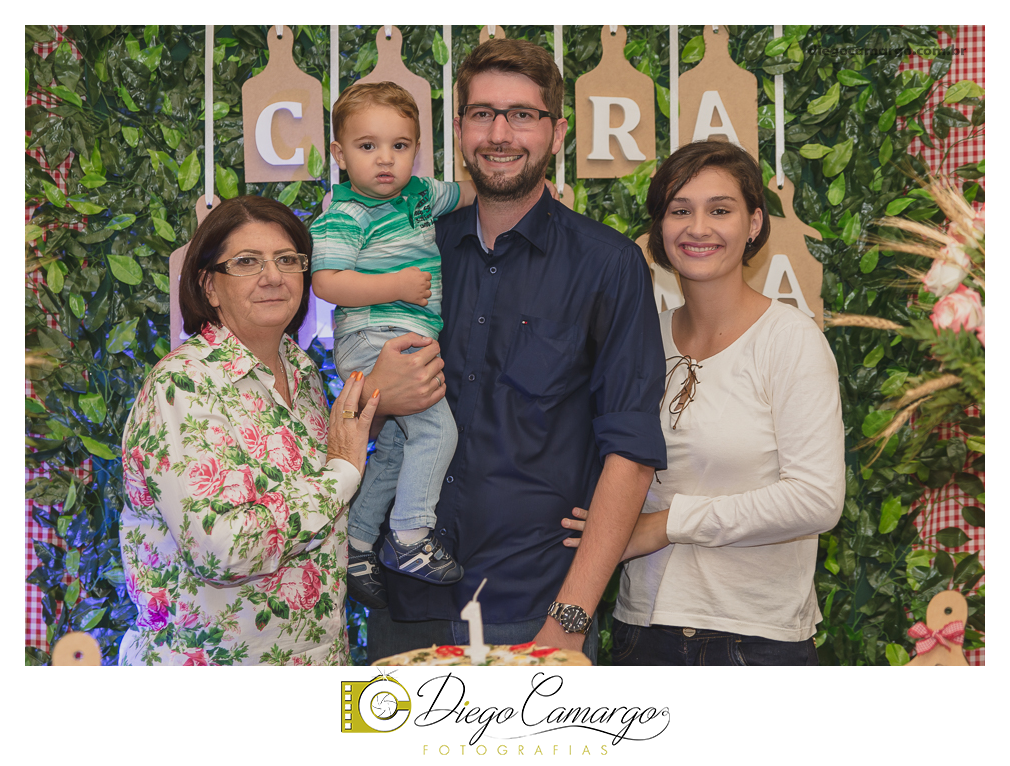 Bem Vindo à Pizzaria da Clara Helena!!!  Foi desta forma que os convidados foram recebidos na festa de comemoração ao Primeiro aninho de vida da Clara Helena. Familiares e amigos se reuniram na Sede Social da Adami S/A para comemorar 