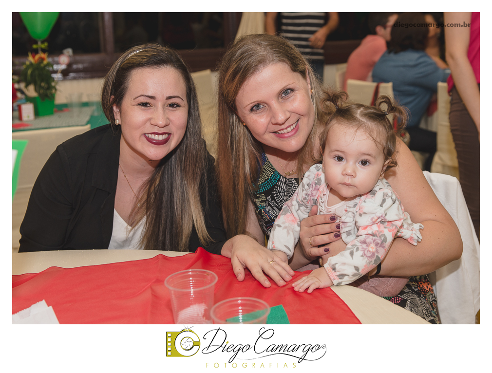 Bem Vindo à Pizzaria da Clara Helena!!!  Foi desta forma que os convidados foram recebidos na festa de comemoração ao Primeiro aninho de vida da Clara Helena. Familiares e amigos se reuniram na Sede Social da Adami S/A para comemorar 