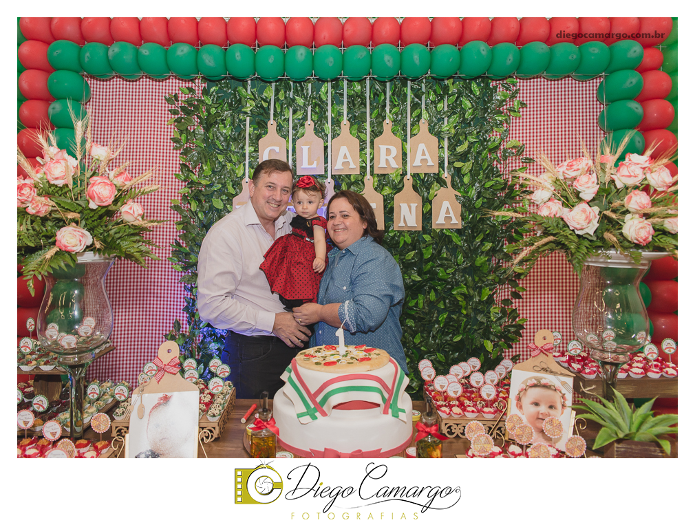 Bem Vindo à Pizzaria da Clara Helena!!!  Foi desta forma que os convidados foram recebidos na festa de comemoração ao Primeiro aninho de vida da Clara Helena. Familiares e amigos se reuniram na Sede Social da Adami S/A para comemorar 