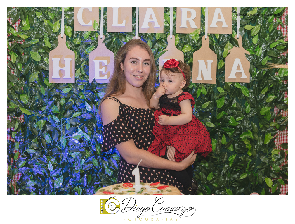 Bem Vindo à Pizzaria da Clara Helena!!!  Foi desta forma que os convidados foram recebidos na festa de comemoração ao Primeiro aninho de vida da Clara Helena. Familiares e amigos se reuniram na Sede Social da Adami S/A para comemorar 