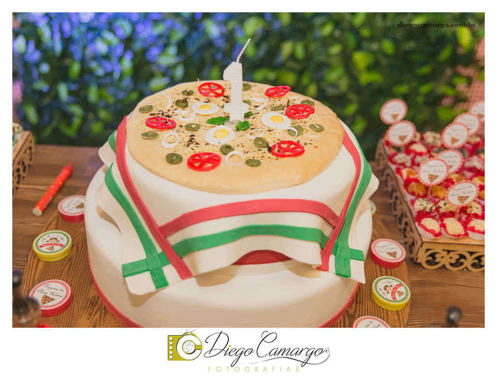 Bem Vindo à Pizzaria da Clara Helena!!!  Foi desta forma que os convidados foram recebidos na festa de comemoração ao Primeiro aninho de vida da Clara Helena. Familiares e amigos se reuniram na Sede Social da Adami S/A para comemorar 