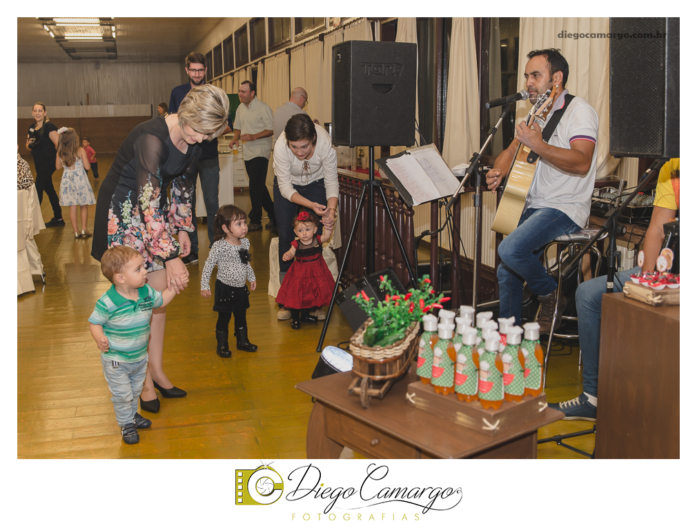Bem Vindo à Pizzaria da Clara Helena!!!  Foi desta forma que os convidados foram recebidos na festa de comemoração ao Primeiro aninho de vida da Clara Helena. Familiares e amigos se reuniram na Sede Social da Adami S/A para comemorar 