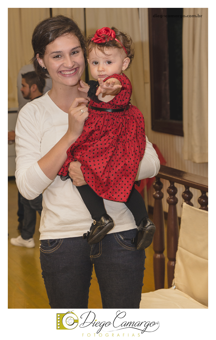 Bem Vindo à Pizzaria da Clara Helena!!!  Foi desta forma que os convidados foram recebidos na festa de comemoração ao Primeiro aninho de vida da Clara Helena. Familiares e amigos se reuniram na Sede Social da Adami S/A para comemorar 