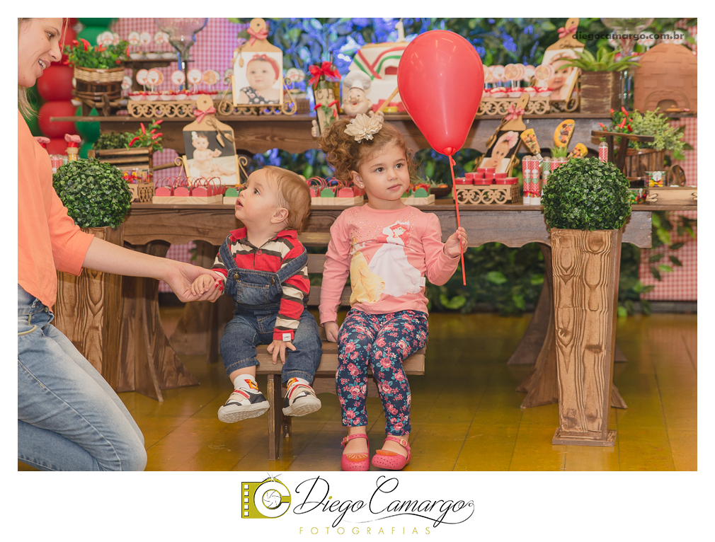 Bem Vindo à Pizzaria da Clara Helena!!!  Foi desta forma que os convidados foram recebidos na festa de comemoração ao Primeiro aninho de vida da Clara Helena. Familiares e amigos se reuniram na Sede Social da Adami S/A para comemorar 