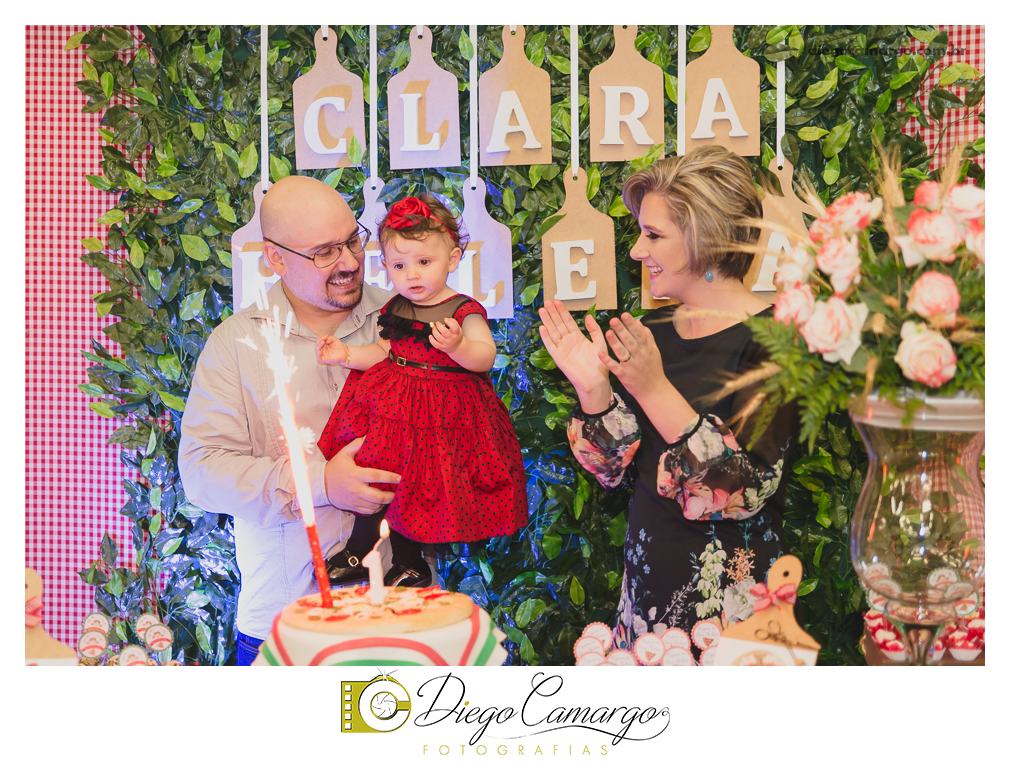 Bem Vindo à Pizzaria da Clara Helena!!!  Foi desta forma que os convidados foram recebidos na festa de comemoração ao Primeiro aninho de vida da Clara Helena. Familiares e amigos se reuniram na Sede Social da Adami S/A para comemorar 