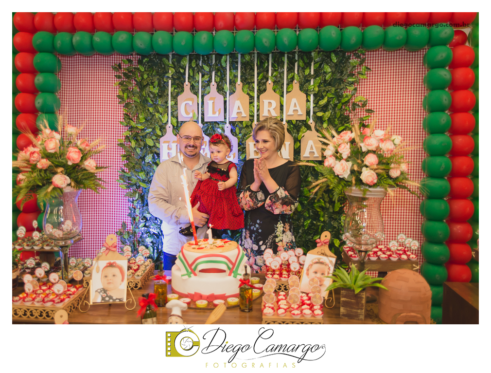 Bem Vindo à Pizzaria da Clara Helena!!!  Foi desta forma que os convidados foram recebidos na festa de comemoração ao Primeiro aninho de vida da Clara Helena. Familiares e amigos se reuniram na Sede Social da Adami S/A para comemorar 