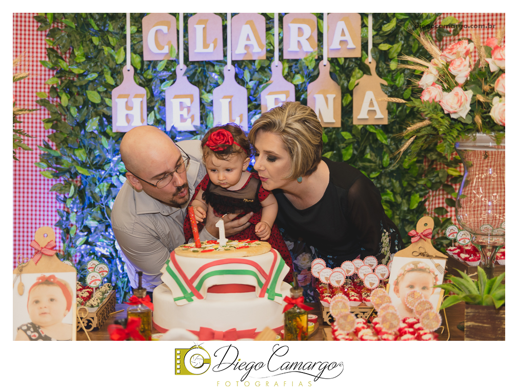 Bem Vindo à Pizzaria da Clara Helena!!!  Foi desta forma que os convidados foram recebidos na festa de comemoração ao Primeiro aninho de vida da Clara Helena. Familiares e amigos se reuniram na Sede Social da Adami S/A para comemorar 