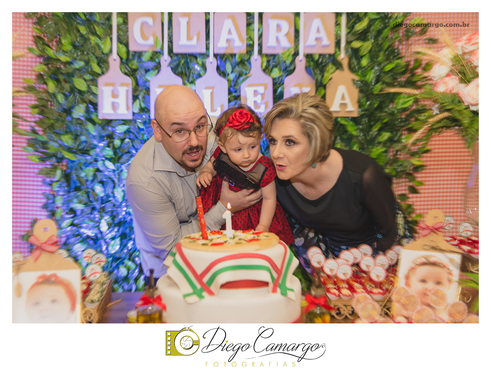 Bem Vindo à Pizzaria da Clara Helena!!!  Foi desta forma que os convidados foram recebidos na festa de comemoração ao Primeiro aninho de vida da Clara Helena. Familiares e amigos se reuniram na Sede Social da Adami S/A para comemorar 