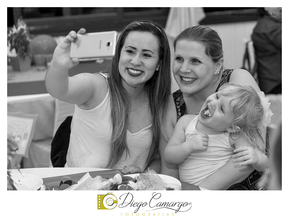 Bem Vindo à Pizzaria da Clara Helena!!!  Foi desta forma que os convidados foram recebidos na festa de comemoração ao Primeiro aninho de vida da Clara Helena. Familiares e amigos se reuniram na Sede Social da Adami S/A para comemorar 