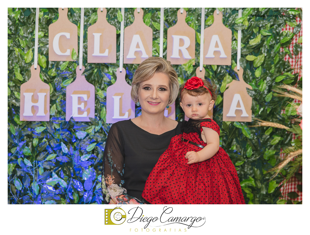 Bem Vindo à Pizzaria da Clara Helena!!!  Foi desta forma que os convidados foram recebidos na festa de comemoração ao Primeiro aninho de vida da Clara Helena. Familiares e amigos se reuniram na Sede Social da Adami S/A para comemorar 