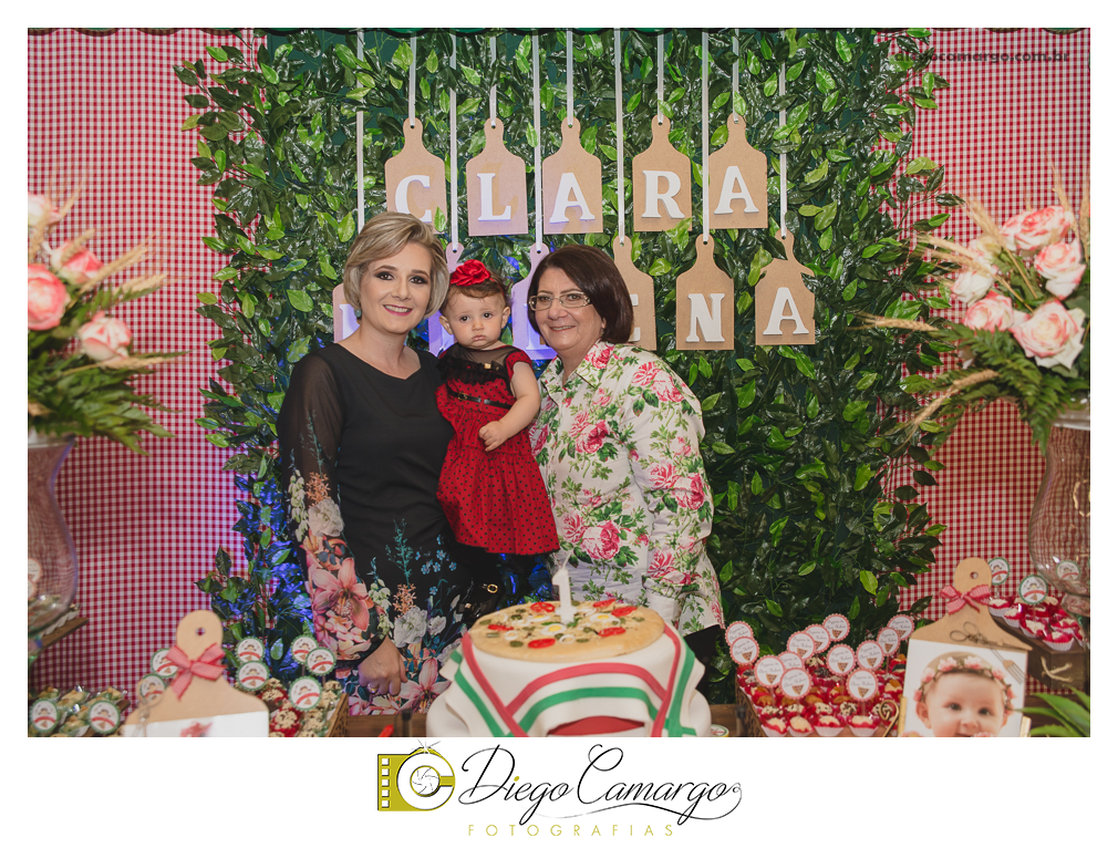 Bem Vindo à Pizzaria da Clara Helena!!!  Foi desta forma que os convidados foram recebidos na festa de comemoração ao Primeiro aninho de vida da Clara Helena. Familiares e amigos se reuniram na Sede Social da Adami S/A para comemorar 