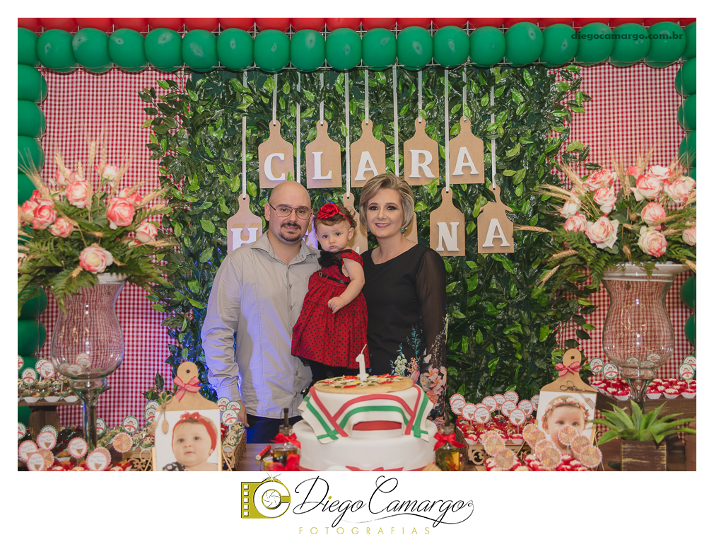 Bem Vindo à Pizzaria da Clara Helena!!!  Foi desta forma que os convidados foram recebidos na festa de comemoração ao Primeiro aninho de vida da Clara Helena. Familiares e amigos se reuniram na Sede Social da Adami S/A para comemorar 