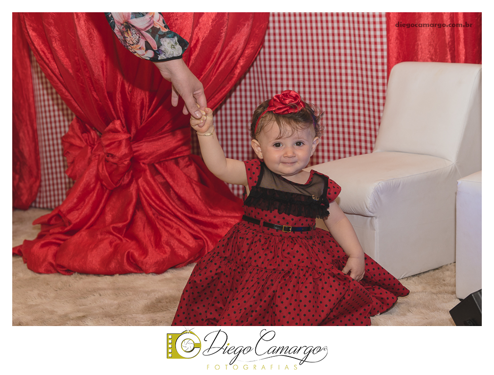 Bem Vindo à Pizzaria da Clara Helena!!!  Foi desta forma que os convidados foram recebidos na festa de comemoração ao Primeiro aninho de vida da Clara Helena. Familiares e amigos se reuniram na Sede Social da Adami S/A para comemorar 