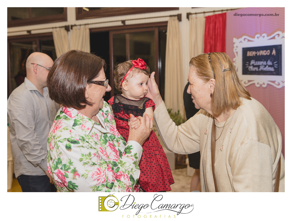 Bem Vindo à Pizzaria da Clara Helena!!!  Foi desta forma que os convidados foram recebidos na festa de comemoração ao Primeiro aninho de vida da Clara Helena. Familiares e amigos se reuniram na Sede Social da Adami S/A para comemorar 