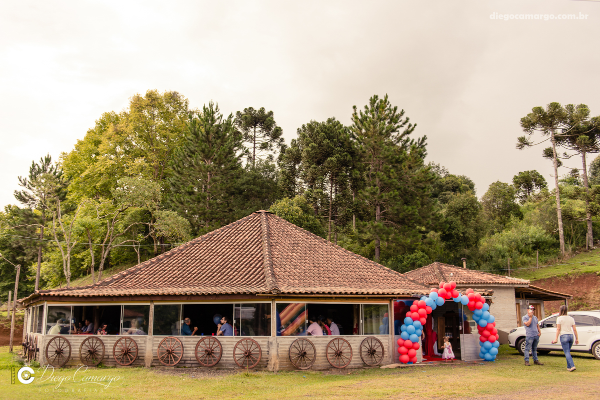 aniversario, quiosque scolaro, cacador, pica pau, linha cara, bolo, presente, docinho, salgado, brincadeira, ferias, festa, criança, pula pula, brigadeiro, decoração, escorrega, mágico