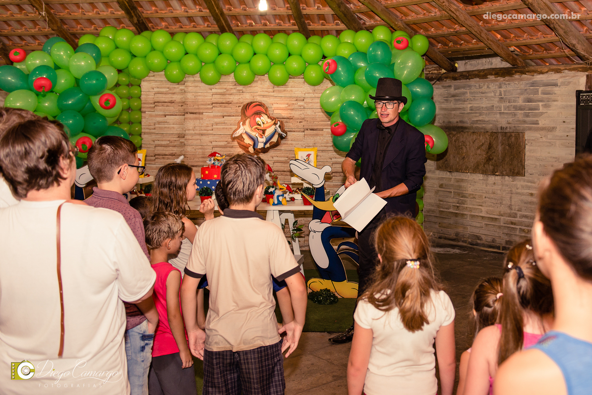aniversario, quiosque scolaro, cacador, pica pau, linha cara, bolo, presente, docinho, salgado, brincadeira, ferias, festa, criança, pula pula, brigadeiro, decoração, escorrega, mágico