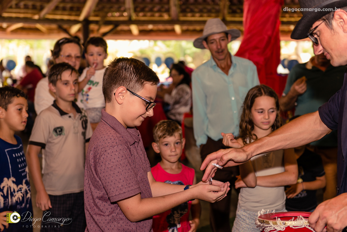 aniversario, quiosque scolaro, cacador, pica pau, linha cara, bolo, presente, docinho, salgado, brincadeira, ferias, festa, criança, pula pula, brigadeiro, decoração, escorrega, mágico