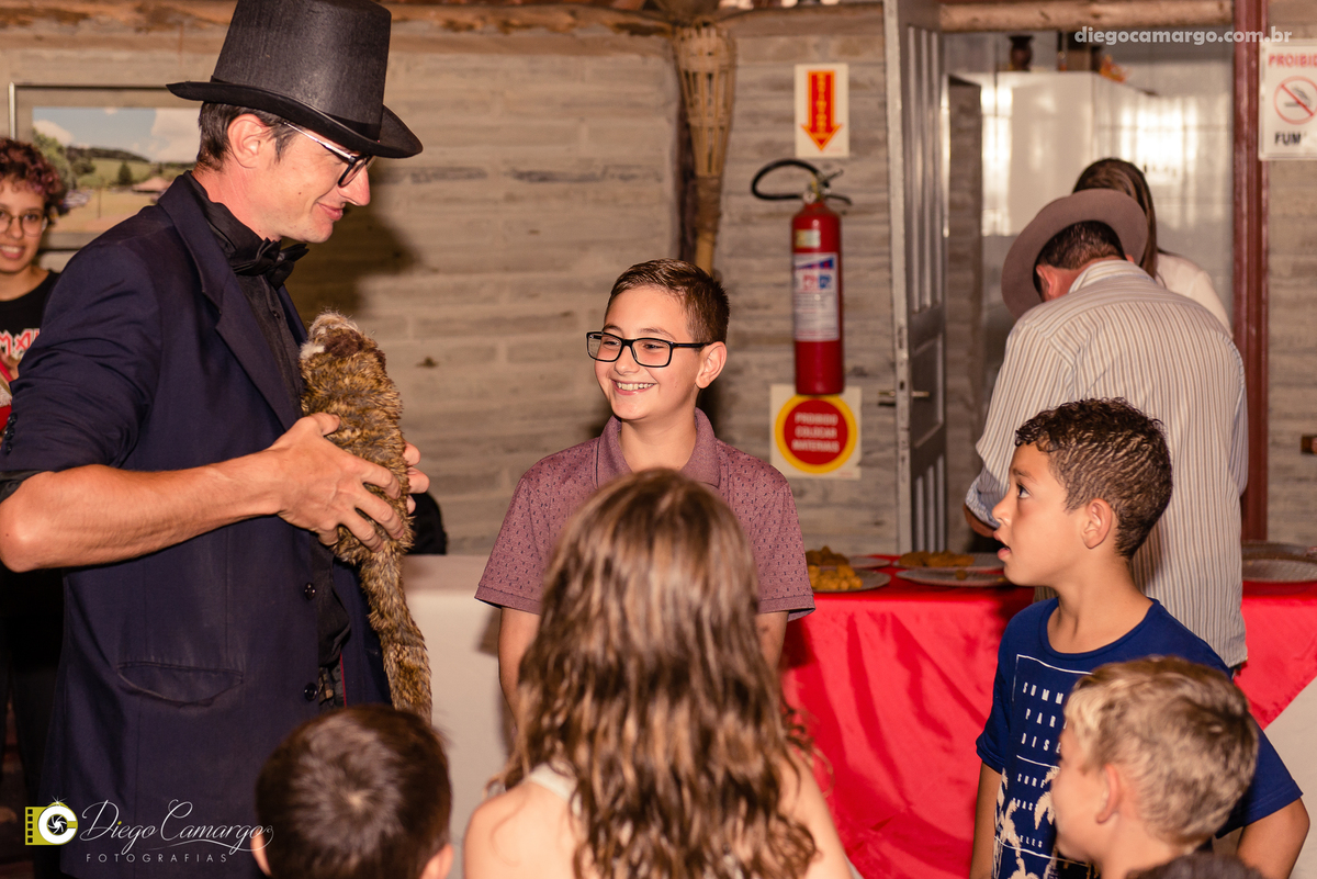 aniversario, quiosque scolaro, cacador, pica pau, linha cara, bolo, presente, docinho, salgado, brincadeira, ferias, festa, criança, pula pula, brigadeiro, decoração, escorrega, mágico