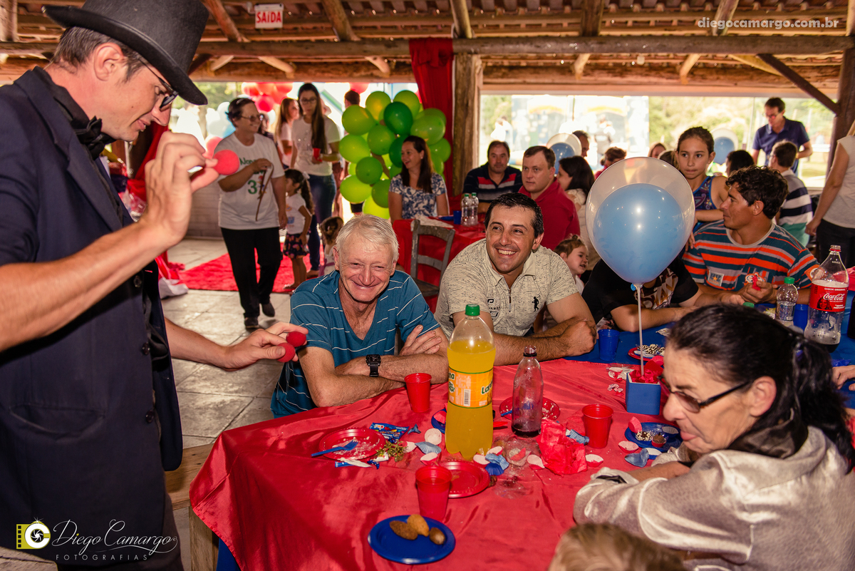 aniversario, quiosque scolaro, cacador, pica pau, linha cara, bolo, presente, docinho, salgado, brincadeira, ferias, festa, criança, pula pula, brigadeiro, decoração, escorrega, mágico