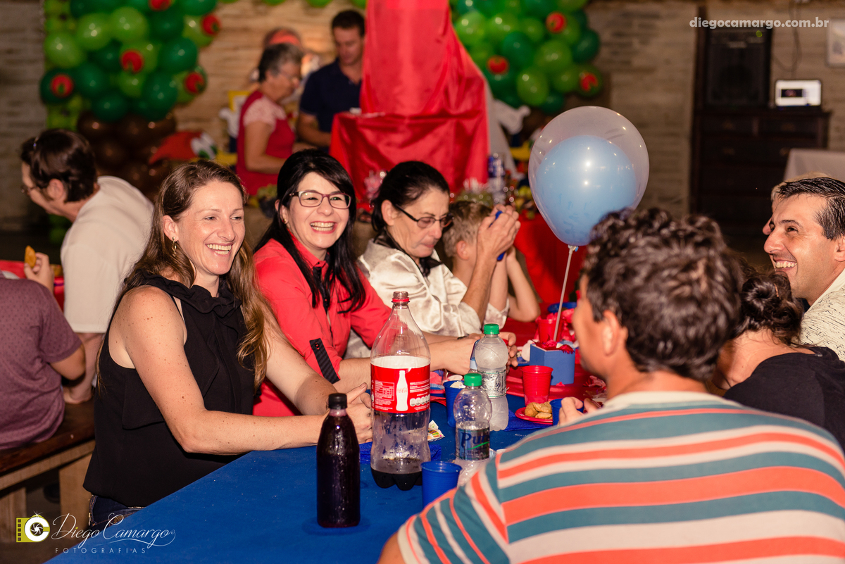 aniversario, quiosque scolaro, cacador, pica pau, linha cara, bolo, presente, docinho, salgado, brincadeira, ferias, festa, criança, pula pula, brigadeiro, decoração, escorrega, mágico