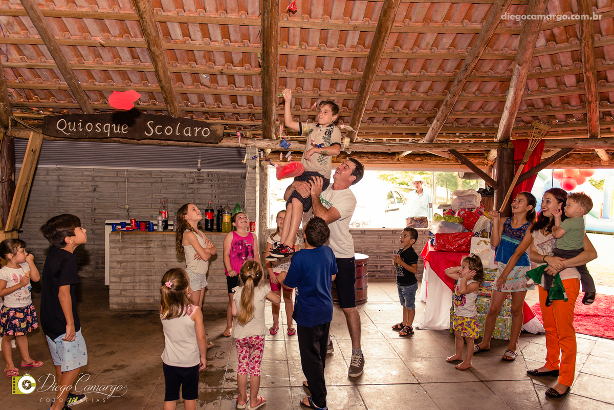 aniversario, quiosque scolaro, cacador, pica pau, linha cara, bolo, presente, docinho, salgado, brincadeira, ferias, festa, criança, pula pula, brigadeiro, decoração, escorrega, mágico