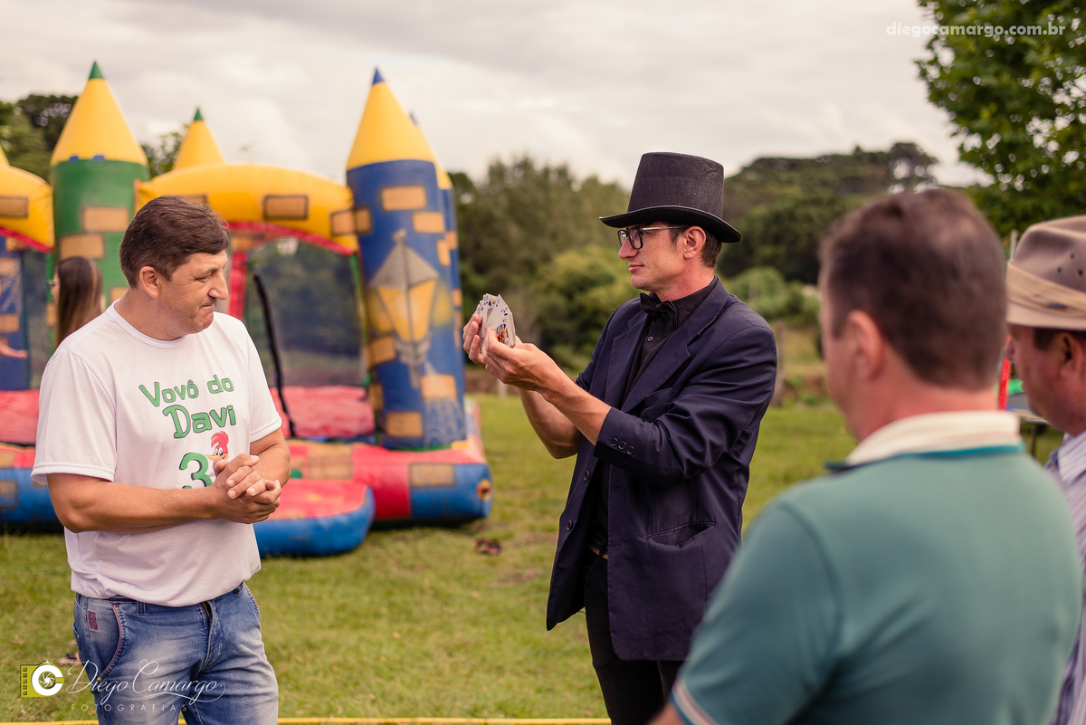 aniversario, quiosque scolaro, cacador, pica pau, linha cara, bolo, presente, docinho, salgado, brincadeira, ferias, festa, criança, pula pula, brigadeiro, decoração, escorrega, mágico