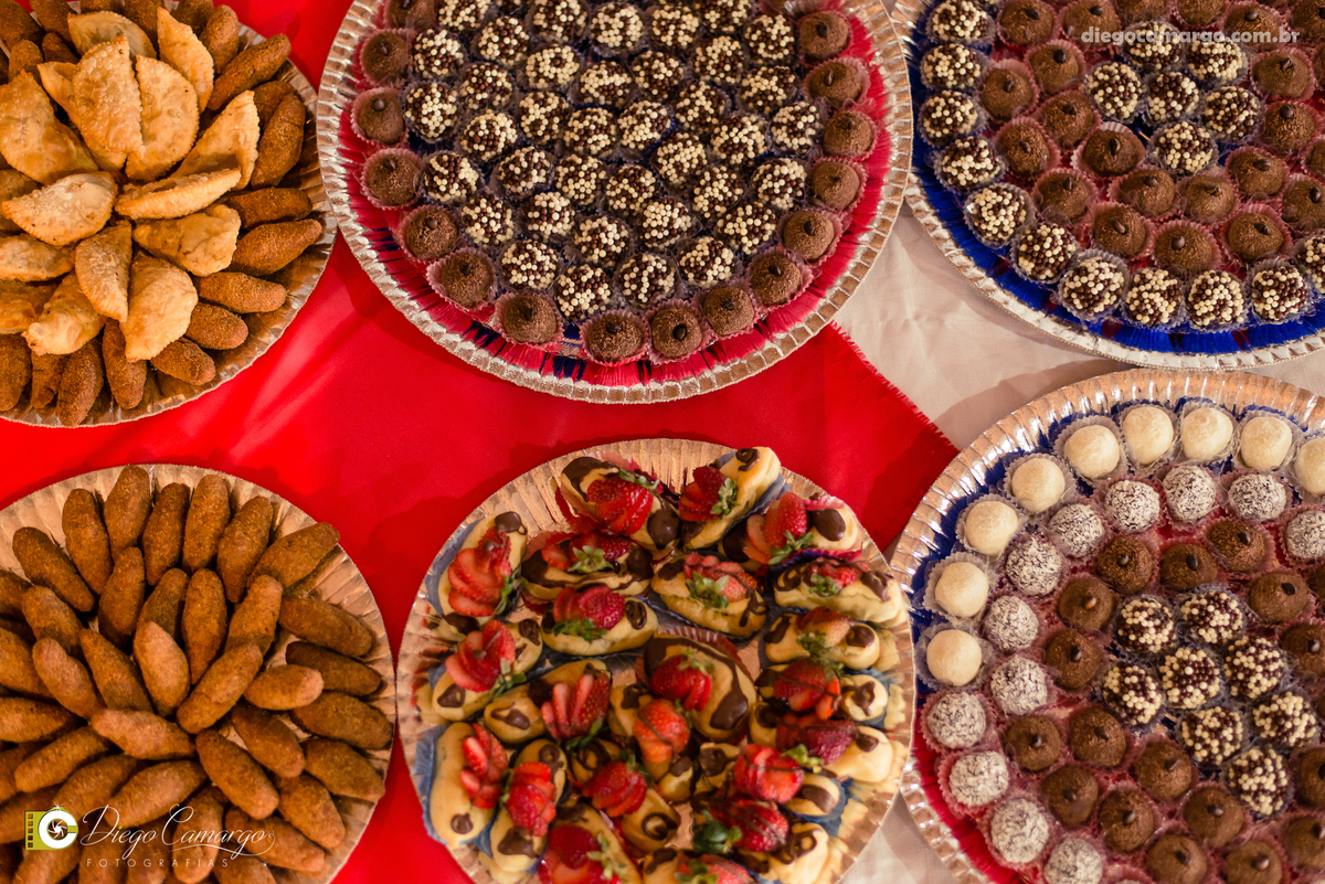 aniversario, quiosque scolaro, cacador, pica pau, linha cara, bolo, presente, docinho, salgado, brincadeira, ferias, festa, criança, pula pula, brigadeiro, decoração, escorrega, mágico