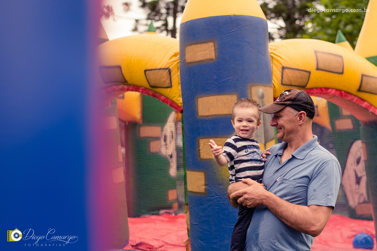 aniversario, quiosque scolaro, cacador, pica pau, linha cara, bolo, presente, docinho, salgado, brincadeira, ferias, festa, criança, pula pula, brigadeiro, decoração, escorrega, mágico