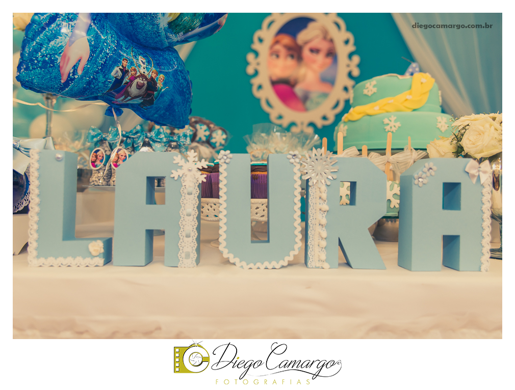 Um verdadeiro espetáculo!! É o resumo do que foi o aniversário da pequena Laura. Com muitos docinhos, salgadinhos e é claro, muita brincadeira com os amiguinhos, Laura comemorou seu 4º aninho. Confira como foi esta linda f