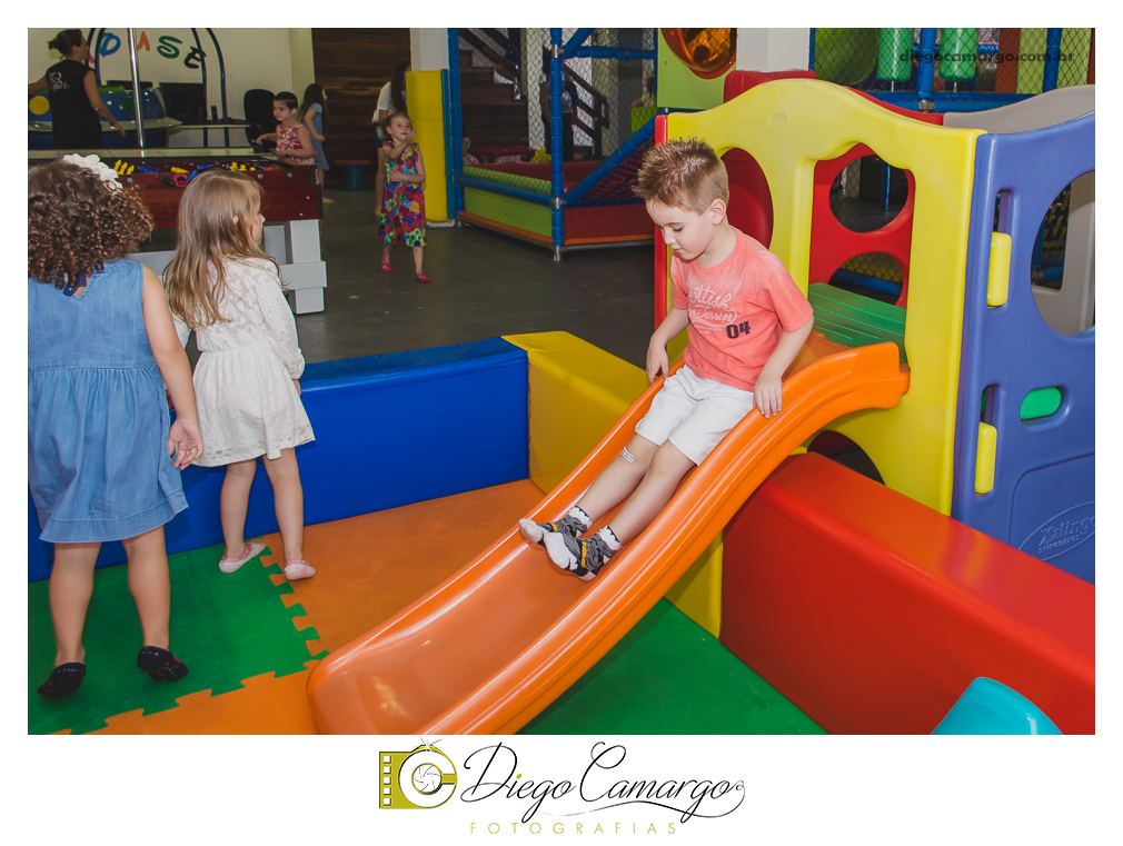 Um verdadeiro espetáculo!! É o resumo do que foi o aniversário da pequena Laura. Com muitos docinhos, salgadinhos e é claro, muita brincadeira com os amiguinhos, Laura comemorou seu 4º aninho. Confira como foi esta linda f