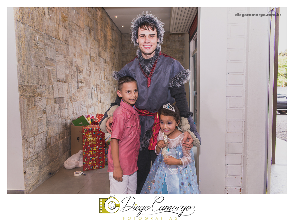 Um verdadeiro espetáculo!! É o resumo do que foi o aniversário da pequena Laura. Com muitos docinhos, salgadinhos e é claro, muita brincadeira com os amiguinhos, Laura comemorou seu 4º aninho. Confira como foi esta linda f