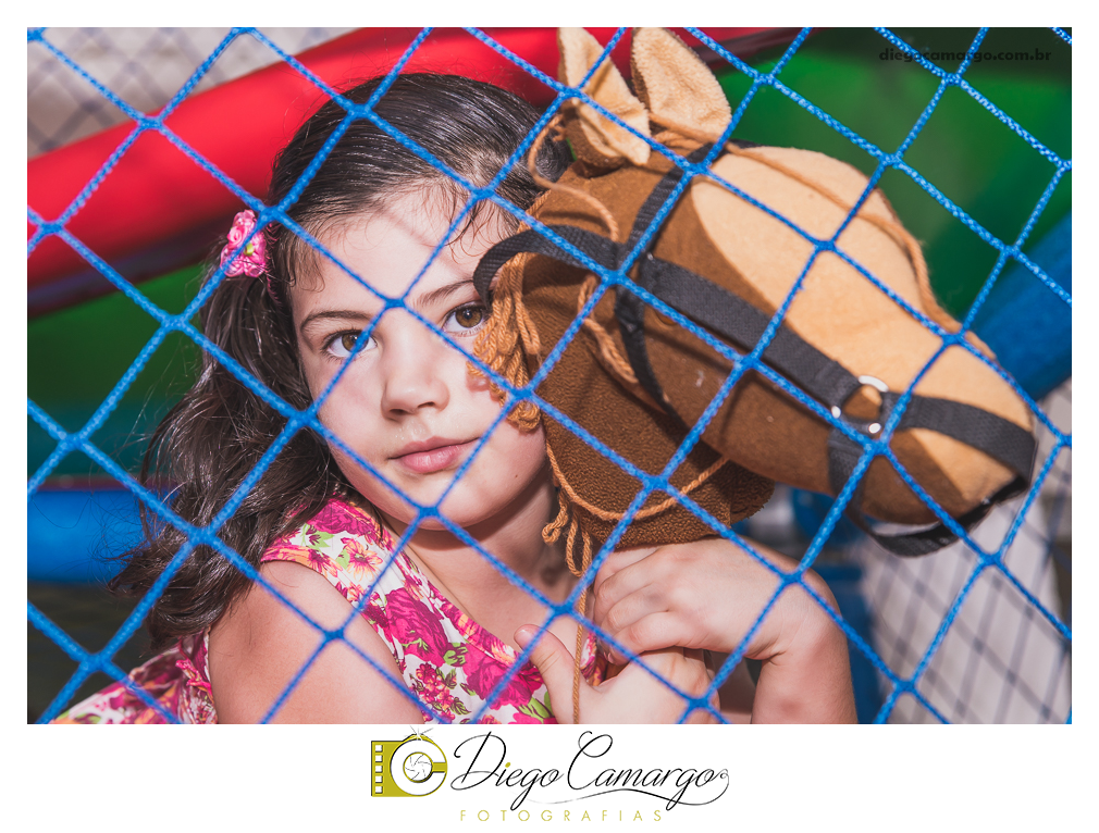 Um verdadeiro espetáculo!! É o resumo do que foi o aniversário da pequena Laura. Com muitos docinhos, salgadinhos e é claro, muita brincadeira com os amiguinhos, Laura comemorou seu 4º aninho. Confira como foi esta linda f