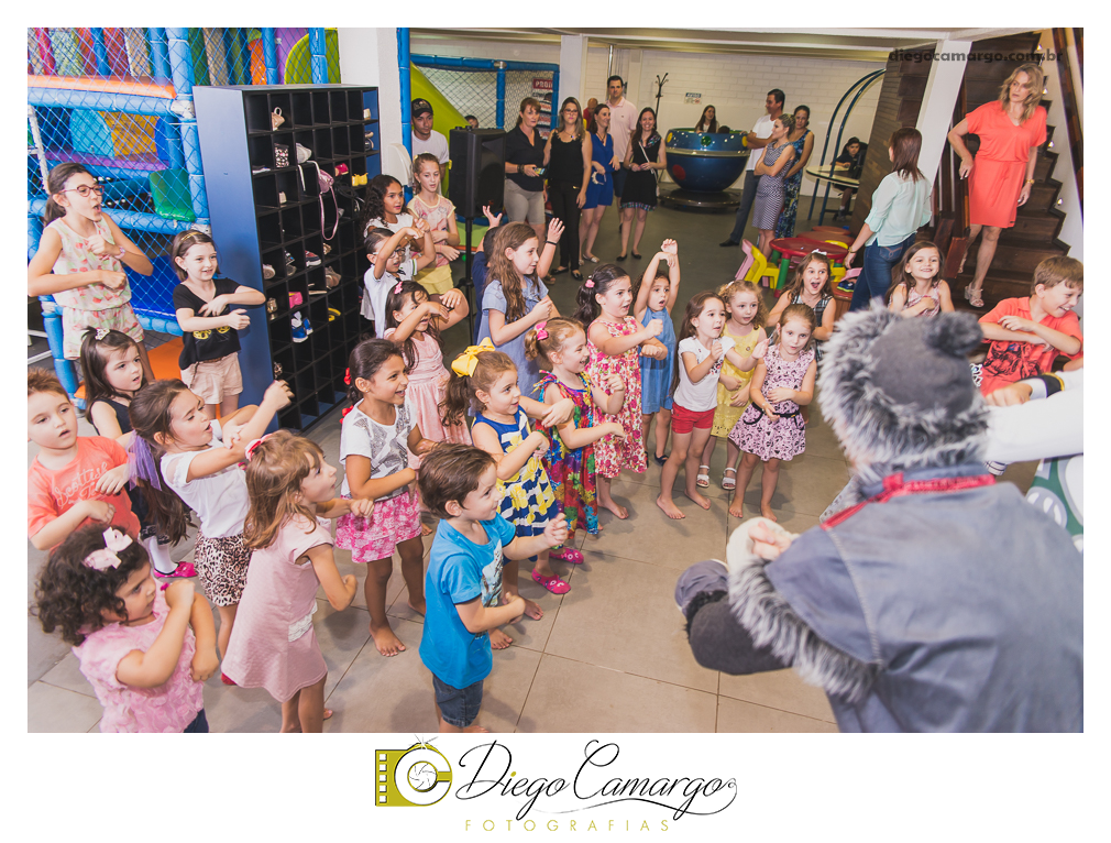 Um verdadeiro espetáculo!! É o resumo do que foi o aniversário da pequena Laura. Com muitos docinhos, salgadinhos e é claro, muita brincadeira com os amiguinhos, Laura comemorou seu 4º aninho. Confira como foi esta linda f