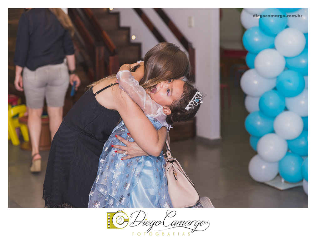 Um verdadeiro espetáculo!! É o resumo do que foi o aniversário da pequena Laura. Com muitos docinhos, salgadinhos e é claro, muita brincadeira com os amiguinhos, Laura comemorou seu 4º aninho. Confira como foi esta linda f