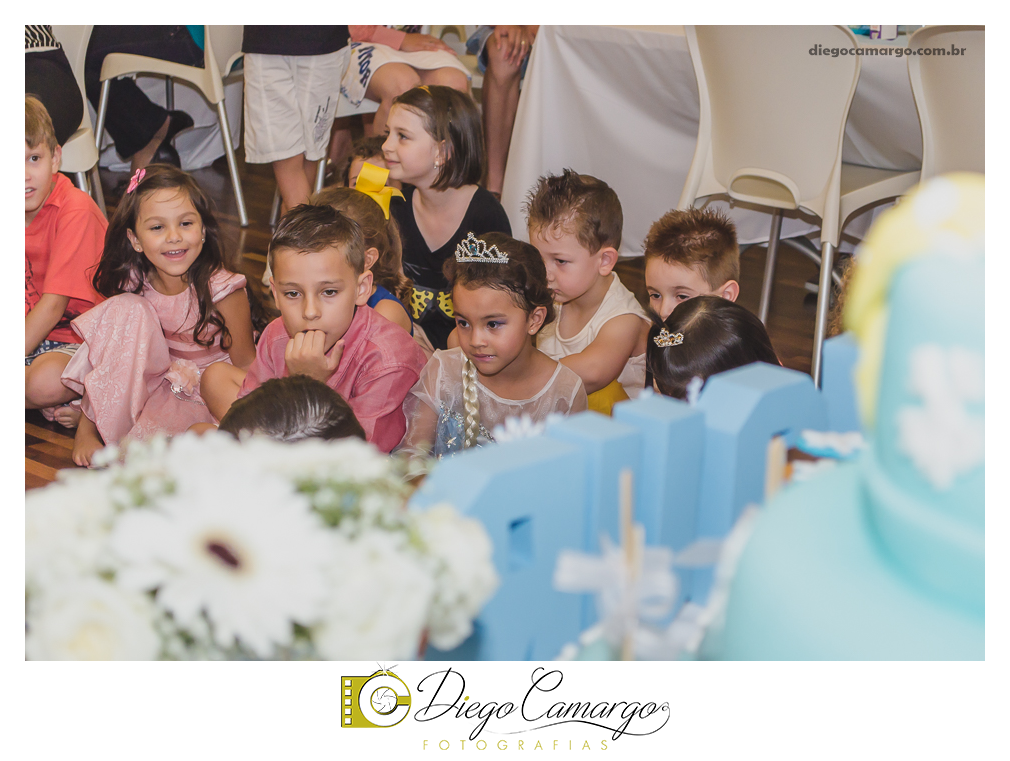 Um verdadeiro espetáculo!! É o resumo do que foi o aniversário da pequena Laura. Com muitos docinhos, salgadinhos e é claro, muita brincadeira com os amiguinhos, Laura comemorou seu 4º aninho. Confira como foi esta linda f