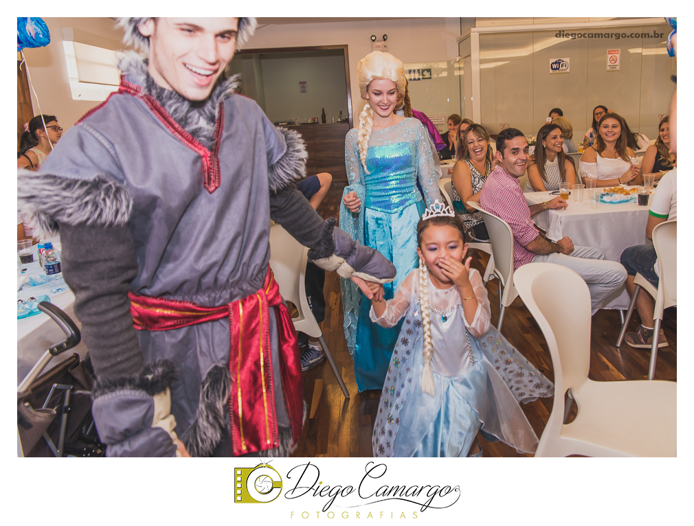 Um verdadeiro espetáculo!! É o resumo do que foi o aniversário da pequena Laura. Com muitos docinhos, salgadinhos e é claro, muita brincadeira com os amiguinhos, Laura comemorou seu 4º aninho. Confira como foi esta linda f