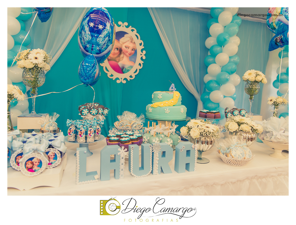 Um verdadeiro espetáculo!! É o resumo do que foi o aniversário da pequena Laura. Com muitos docinhos, salgadinhos e é claro, muita brincadeira com os amiguinhos, Laura comemorou seu 4º aninho. Confira como foi esta linda f