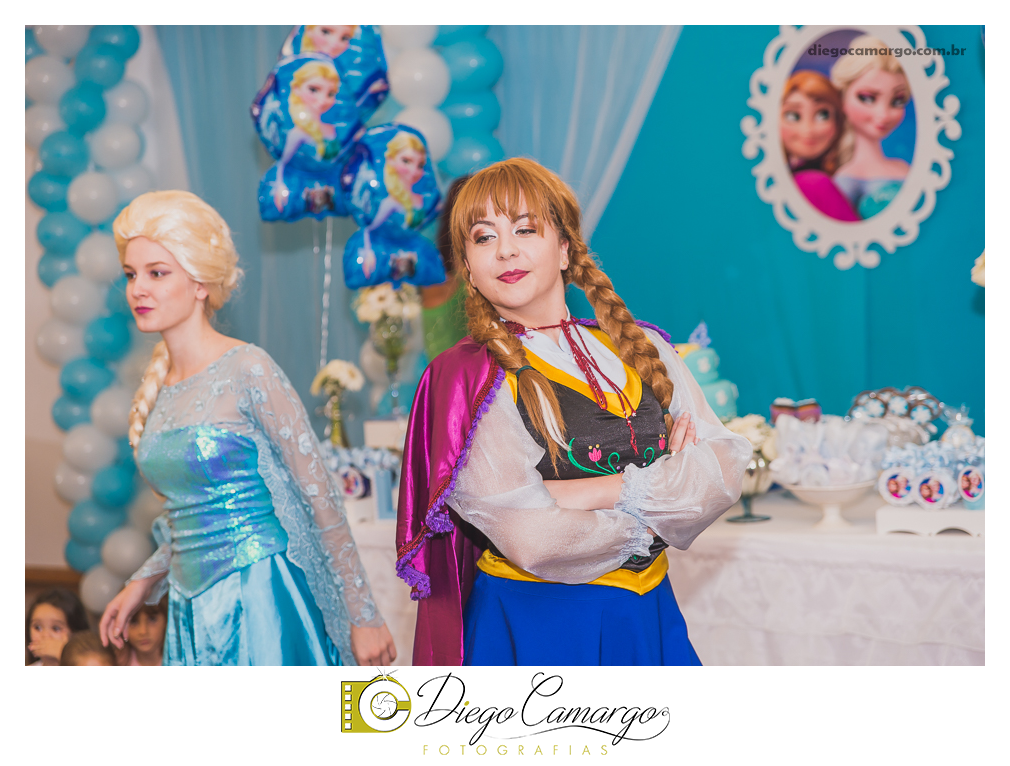 Um verdadeiro espetáculo!! É o resumo do que foi o aniversário da pequena Laura. Com muitos docinhos, salgadinhos e é claro, muita brincadeira com os amiguinhos, Laura comemorou seu 4º aninho. Confira como foi esta linda f