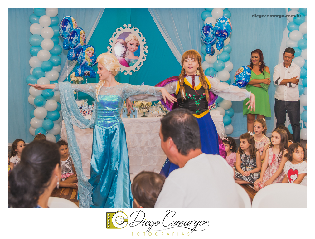 Um verdadeiro espetáculo!! É o resumo do que foi o aniversário da pequena Laura. Com muitos docinhos, salgadinhos e é claro, muita brincadeira com os amiguinhos, Laura comemorou seu 4º aninho. Confira como foi esta linda f