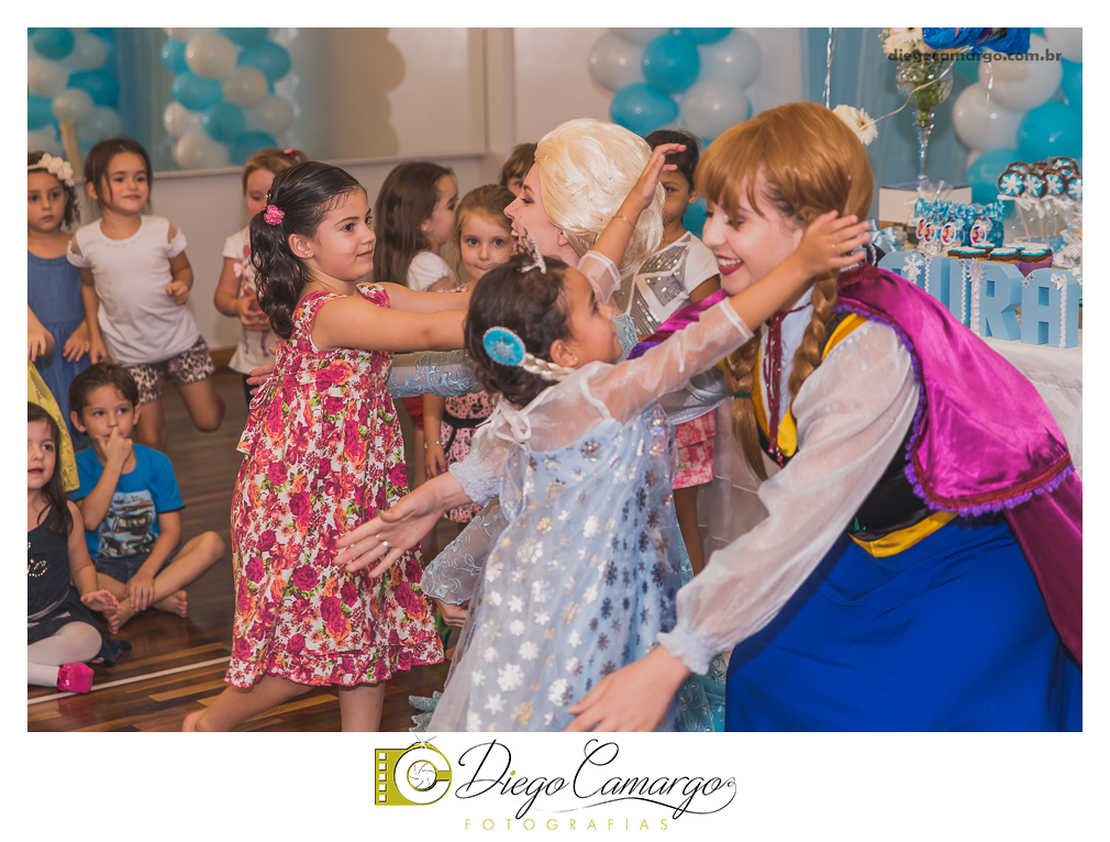 Um verdadeiro espetáculo!! É o resumo do que foi o aniversário da pequena Laura. Com muitos docinhos, salgadinhos e é claro, muita brincadeira com os amiguinhos, Laura comemorou seu 4º aninho. Confira como foi esta linda f