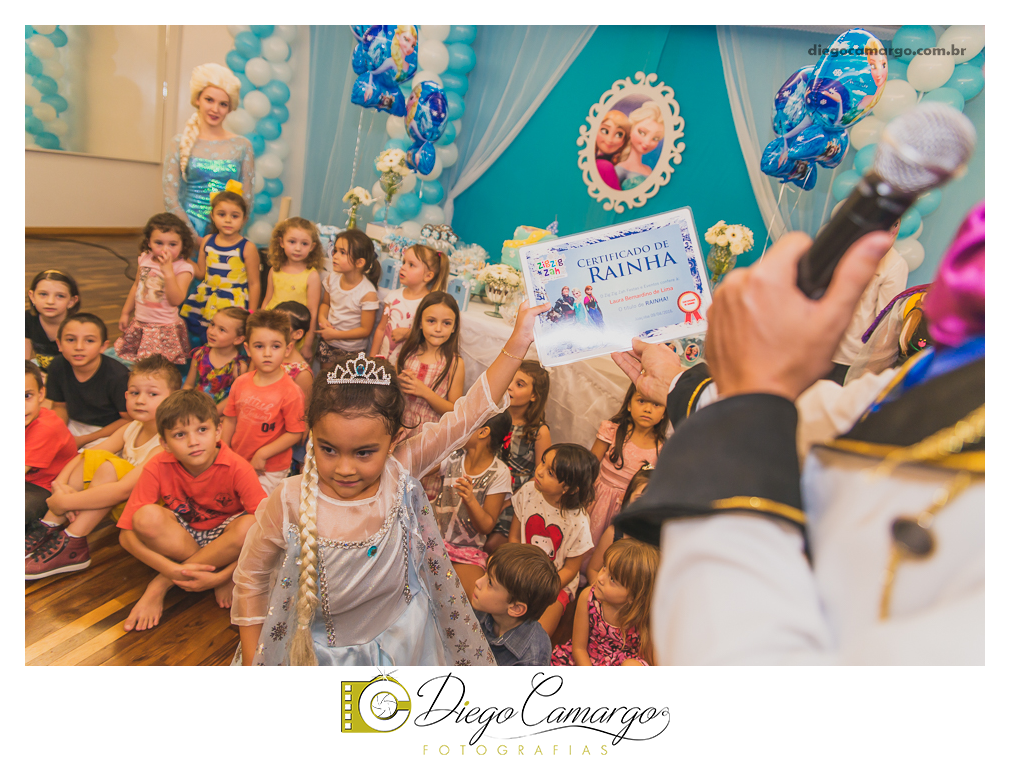 Um verdadeiro espetáculo!! É o resumo do que foi o aniversário da pequena Laura. Com muitos docinhos, salgadinhos e é claro, muita brincadeira com os amiguinhos, Laura comemorou seu 4º aninho. Confira como foi esta linda f