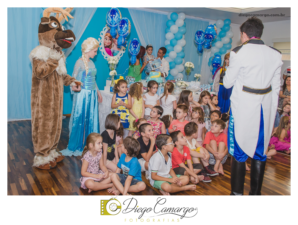 Um verdadeiro espetáculo!! É o resumo do que foi o aniversário da pequena Laura. Com muitos docinhos, salgadinhos e é claro, muita brincadeira com os amiguinhos, Laura comemorou seu 4º aninho. Confira como foi esta linda f