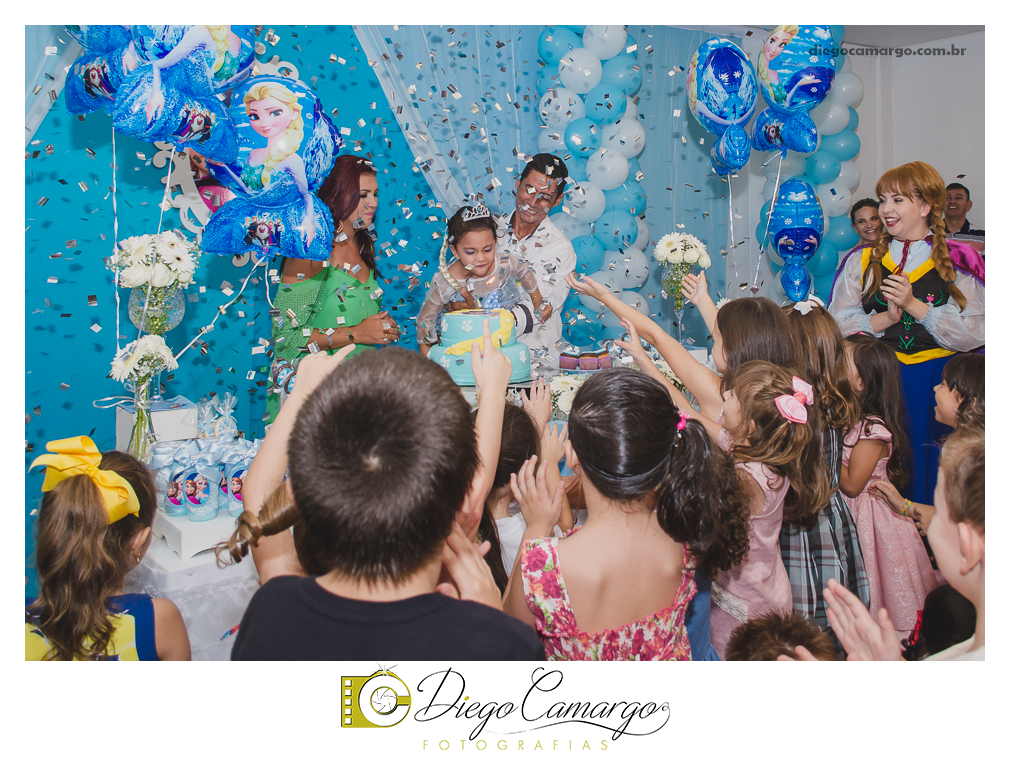 Um verdadeiro espetáculo!! É o resumo do que foi o aniversário da pequena Laura. Com muitos docinhos, salgadinhos e é claro, muita brincadeira com os amiguinhos, Laura comemorou seu 4º aninho. Confira como foi esta linda f