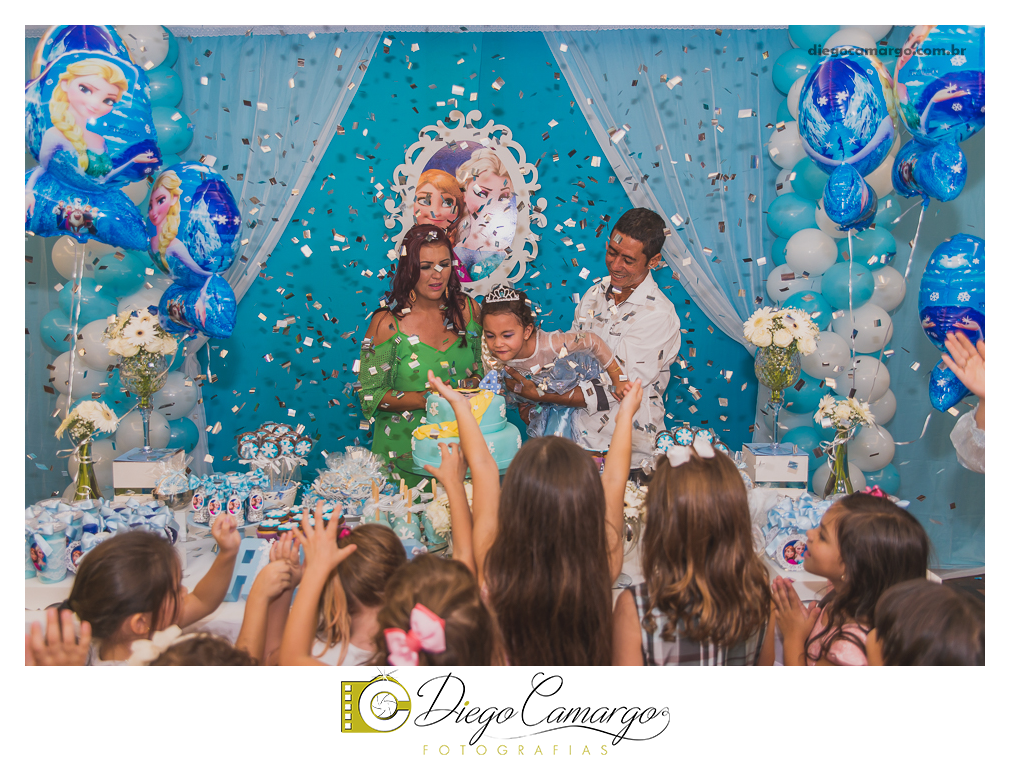 Um verdadeiro espetáculo!! É o resumo do que foi o aniversário da pequena Laura. Com muitos docinhos, salgadinhos e é claro, muita brincadeira com os amiguinhos, Laura comemorou seu 4º aninho. Confira como foi esta linda f