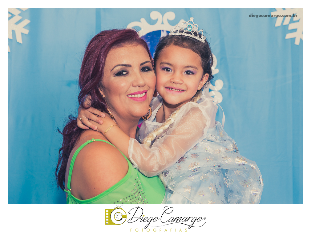 Um verdadeiro espetáculo!! É o resumo do que foi o aniversário da pequena Laura. Com muitos docinhos, salgadinhos e é claro, muita brincadeira com os amiguinhos, Laura comemorou seu 4º aninho. Confira como foi esta linda f