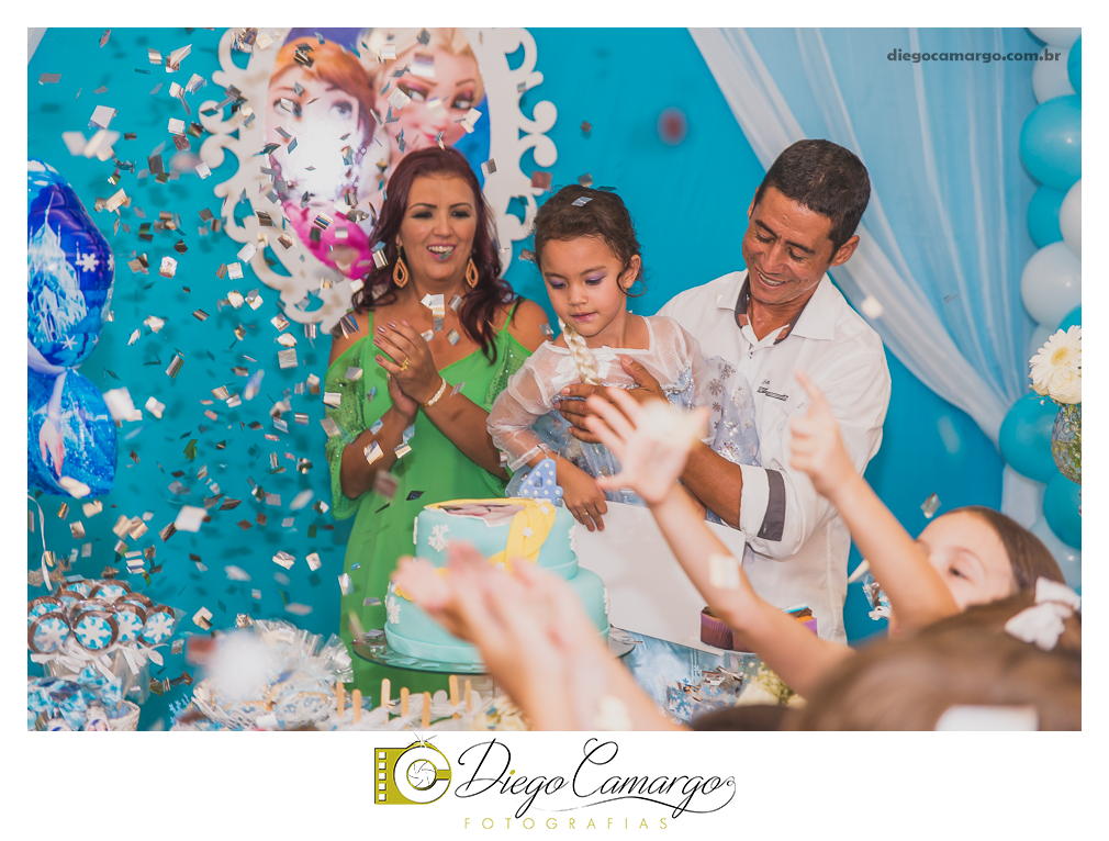 Um verdadeiro espetáculo!! É o resumo do que foi o aniversário da pequena Laura. Com muitos docinhos, salgadinhos e é claro, muita brincadeira com os amiguinhos, Laura comemorou seu 4º aninho. Confira como foi esta linda f