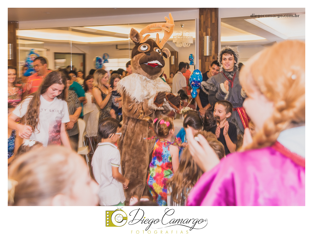 Um verdadeiro espetáculo!! É o resumo do que foi o aniversário da pequena Laura. Com muitos docinhos, salgadinhos e é claro, muita brincadeira com os amiguinhos, Laura comemorou seu 4º aninho. Confira como foi esta linda f