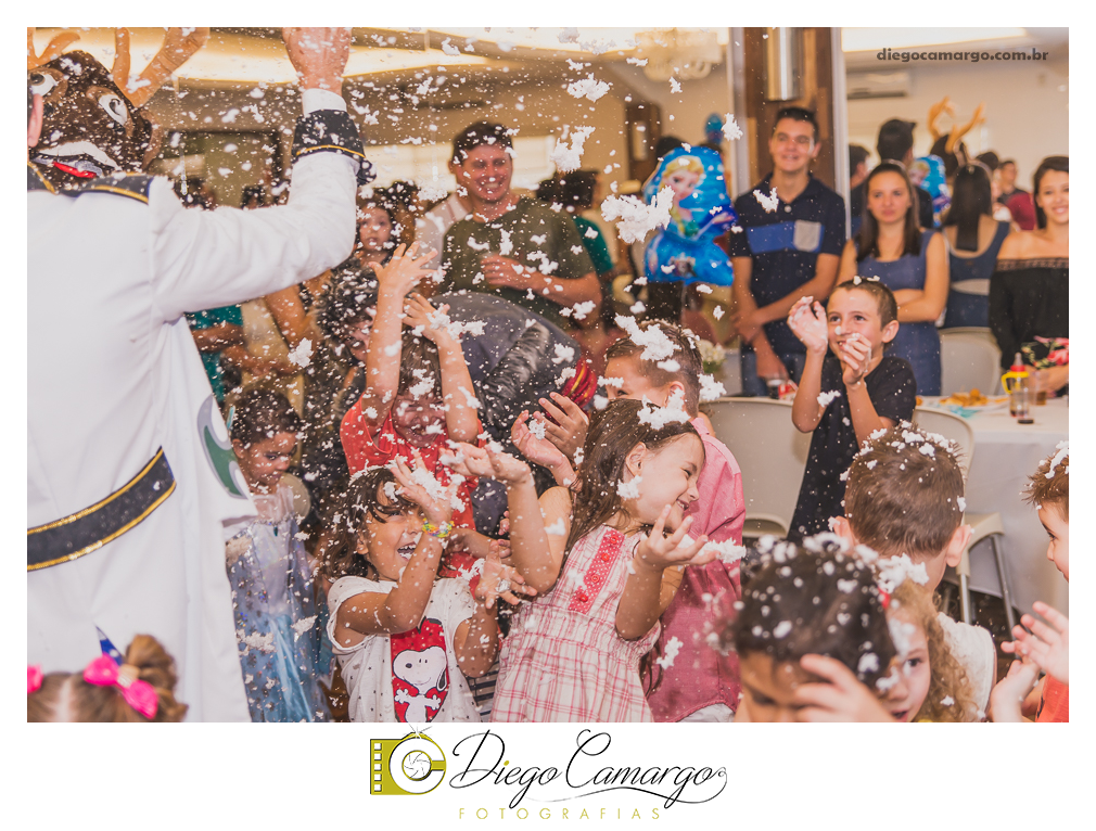 Um verdadeiro espetáculo!! É o resumo do que foi o aniversário da pequena Laura. Com muitos docinhos, salgadinhos e é claro, muita brincadeira com os amiguinhos, Laura comemorou seu 4º aninho. Confira como foi esta linda f